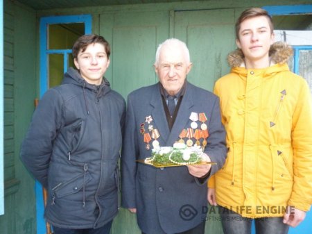 На помощь одиноким пенсионерам и инвалидам приходят волонтёры. На помощь одиноким пенсионерам и инвалидам приходят волонтёры.
